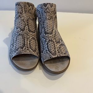 Baretraps Scotlyn faux leather peep toe heeled sandals.